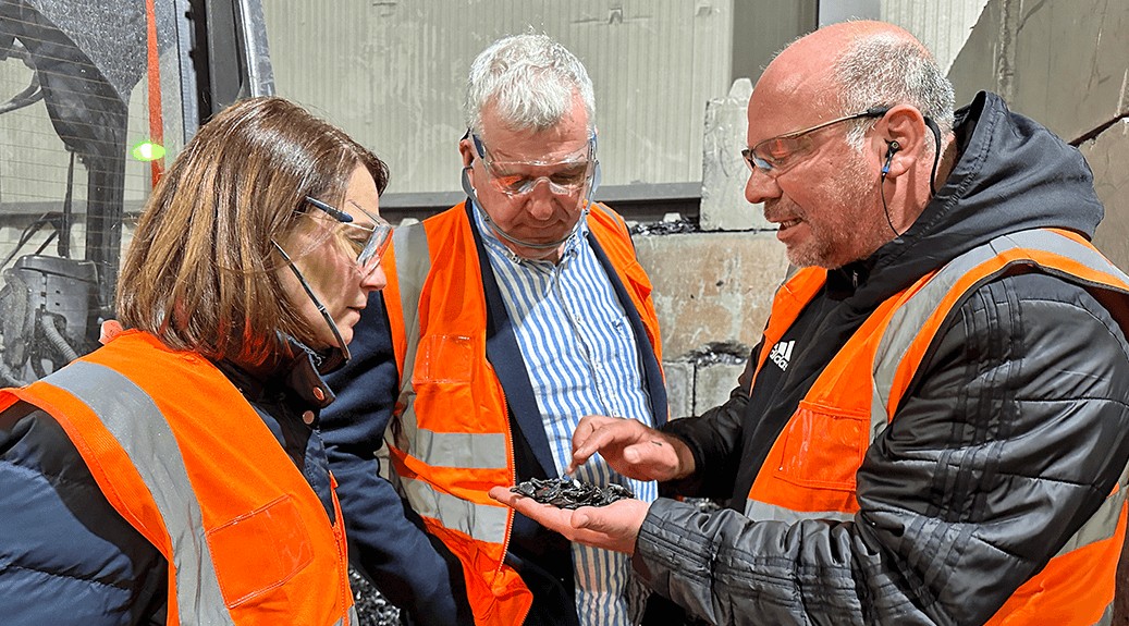 Norbert Scheinert, Head of Production in Gardelegen (right) shows Sandra Hietel-Heuer and Guido Heuer shredded material.